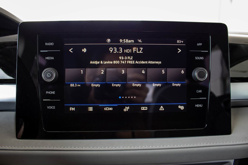 2025 Volkswagen Taos SE photo 4