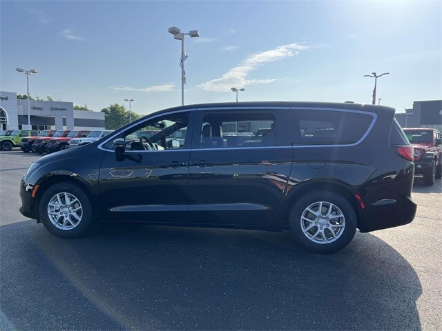 2025 Chrysler Voyager LX photo 4