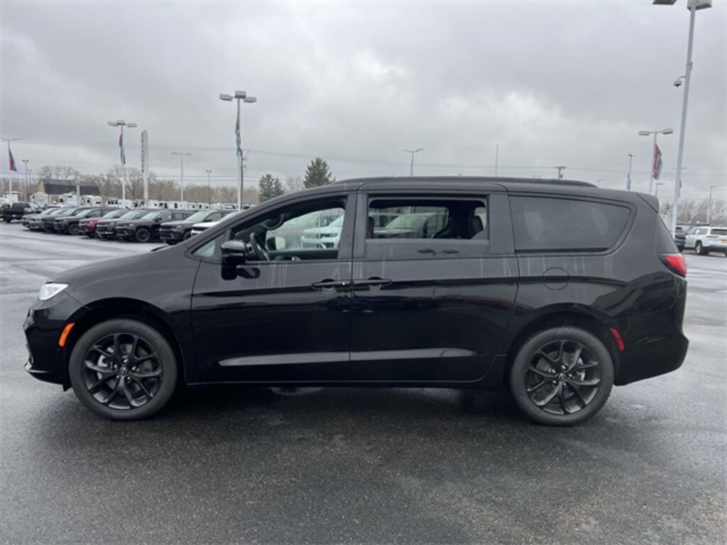 New 2026 Chrysler Pacifica Limited Van Passenger Van