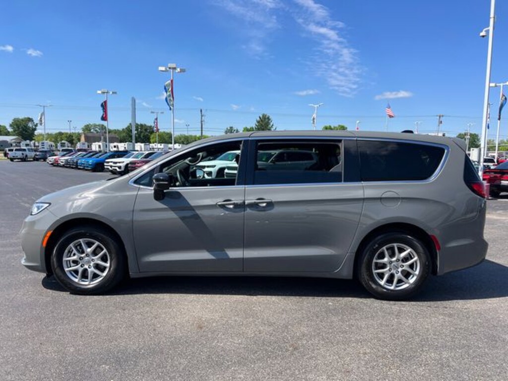 Used 2025 Chrysler Pacifica Select Minivan/Van