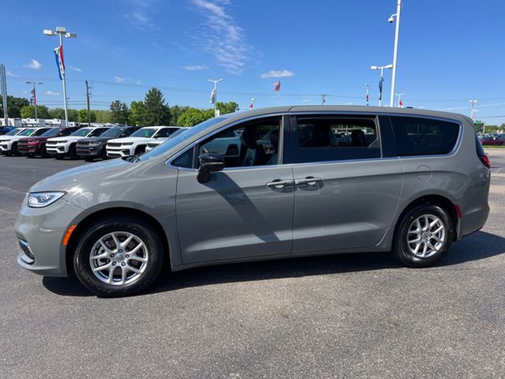 Used 2025 Chrysler Pacifica Select Minivan/Van