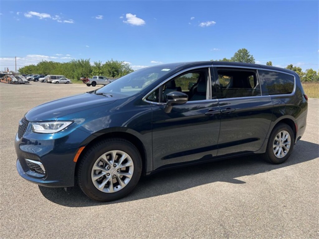 New 2025 Chrysler Pacifica Select Van Passenger Van
