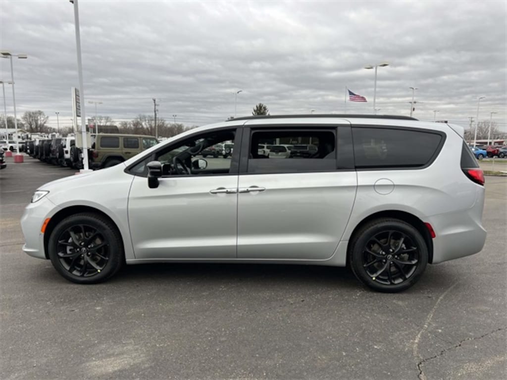 New 2026 Chrysler Pacifica Limited Van Passenger Van