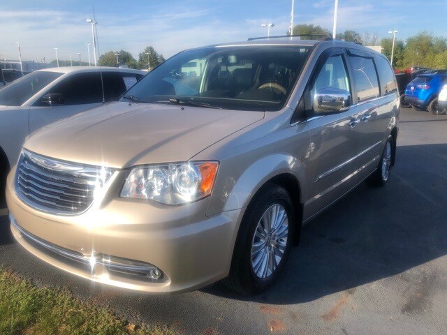 2015 Chrysler Town & Country Limited photo 2