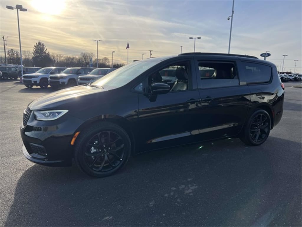 Certified 2025 Chrysler Pacifica Limited Minivan/Van