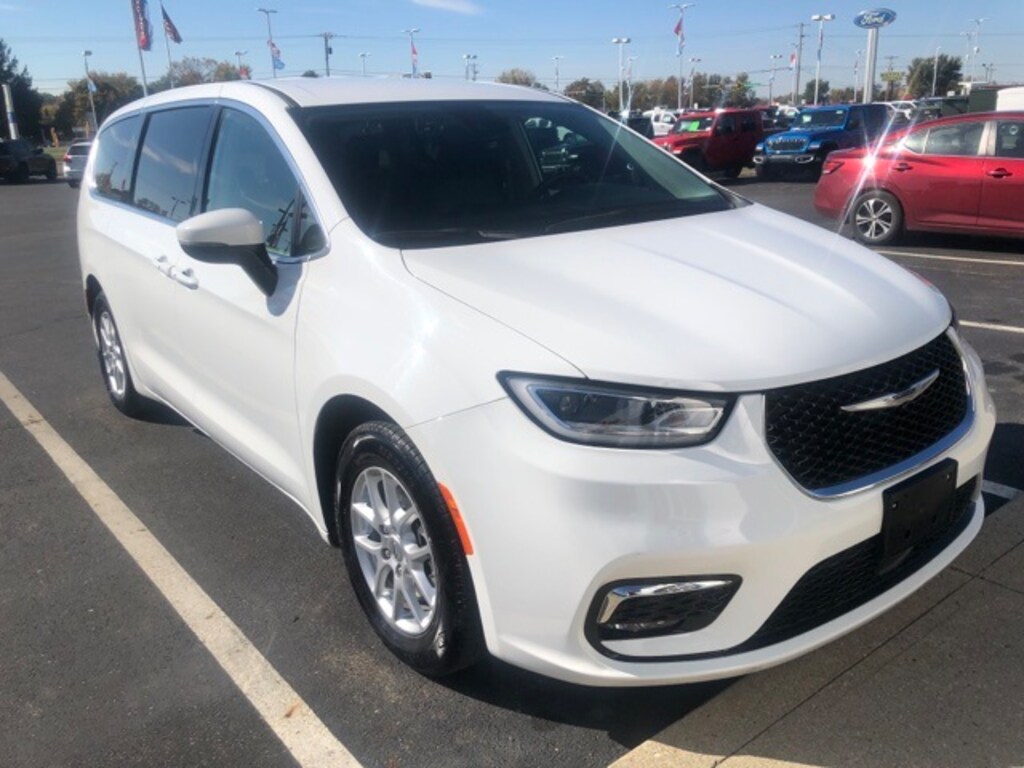 Used 2023 Chrysler Pacifica Touring L Minivan/Van