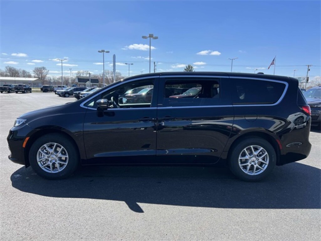 New 2025 Chrysler Pacifica Select Van Passenger Van