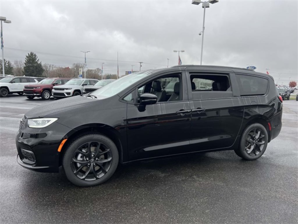 New 2026 Chrysler Pacifica Limited Van Passenger Van