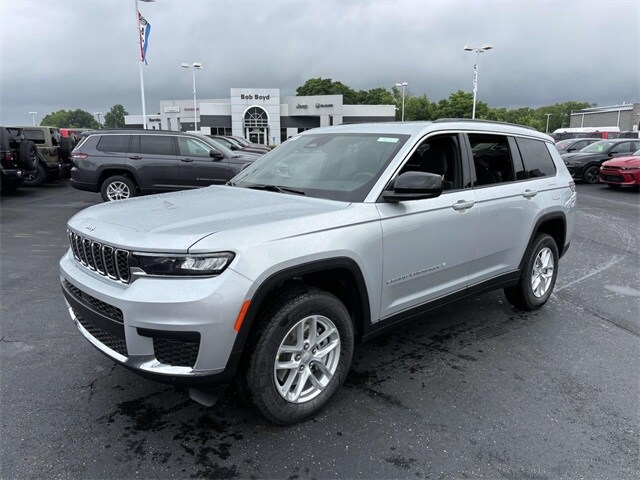 2025 Jeep Grand Cherokee Laredo photo 3
