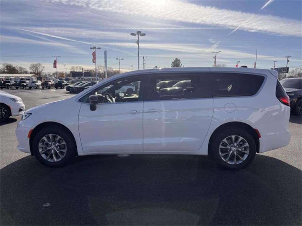 New 2026 Chrysler Pacifica Select Van Passenger Van