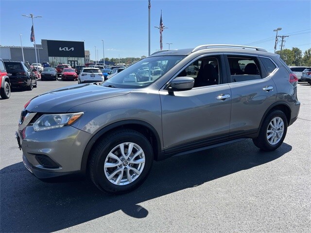 2018 Nissan Rogue SV photo 2