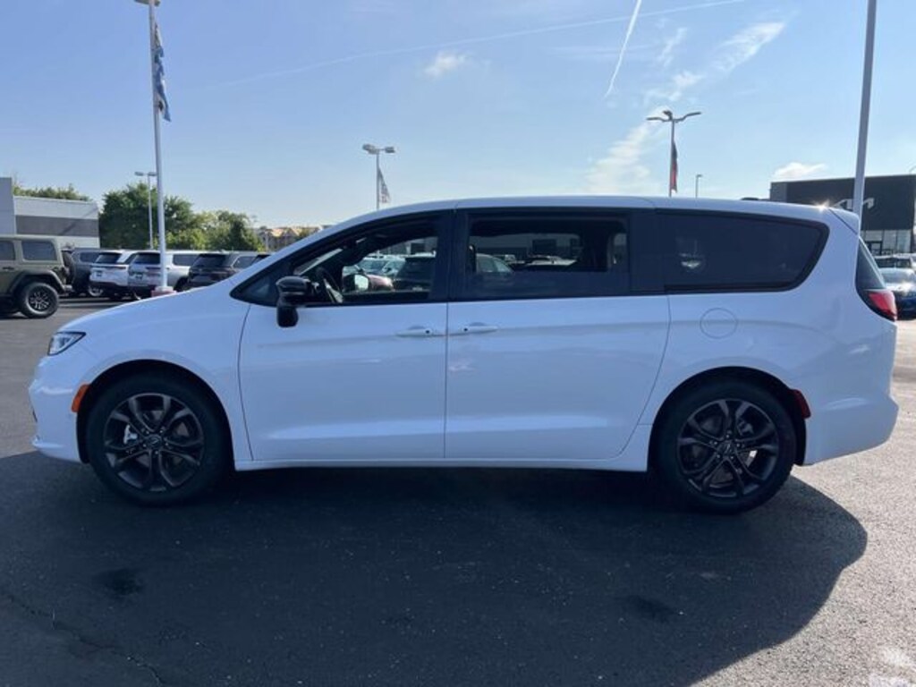 New 2026 Chrysler Pacifica Select Van Passenger Van