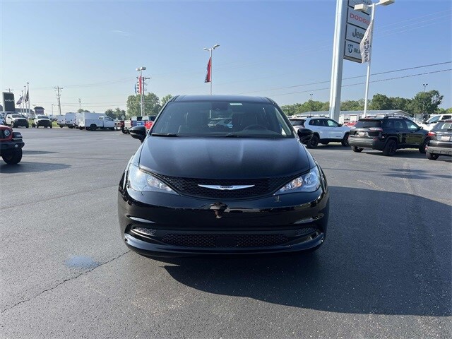 2025 Chrysler Voyager LX photo 2