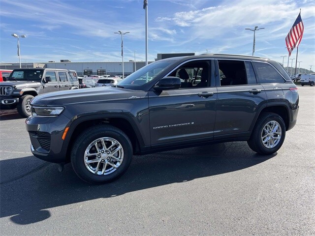 2025 Jeep Grand Cherokee Laredo photo 3