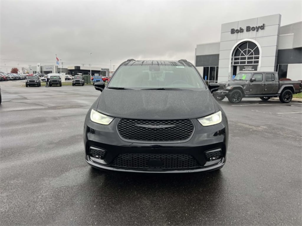 New 2026 Chrysler Pacifica Limited Van Passenger Van