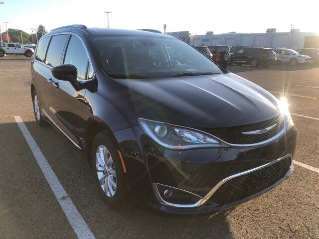 2018 Chrysler Pacifica Touring L photo 2