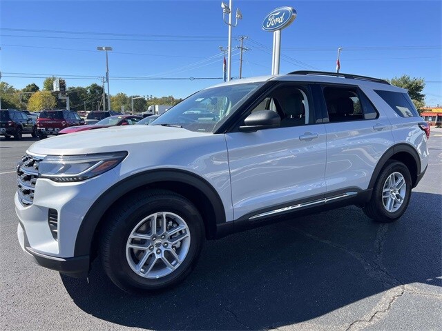 2025 Ford Explorer photo 3