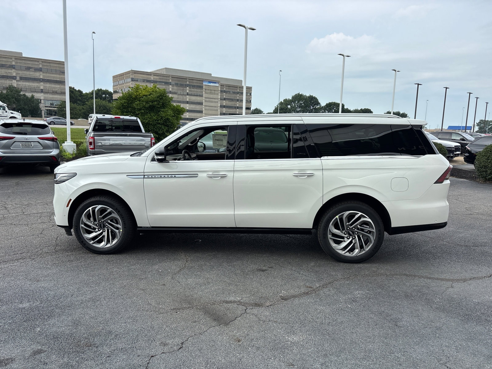 2025 Lincoln Navigator L Reserve photo 4