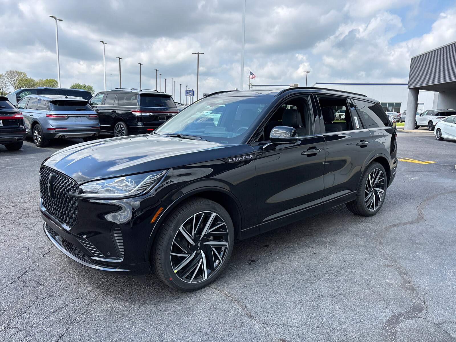 2025 Lincoln Aviator Black Label photo 3