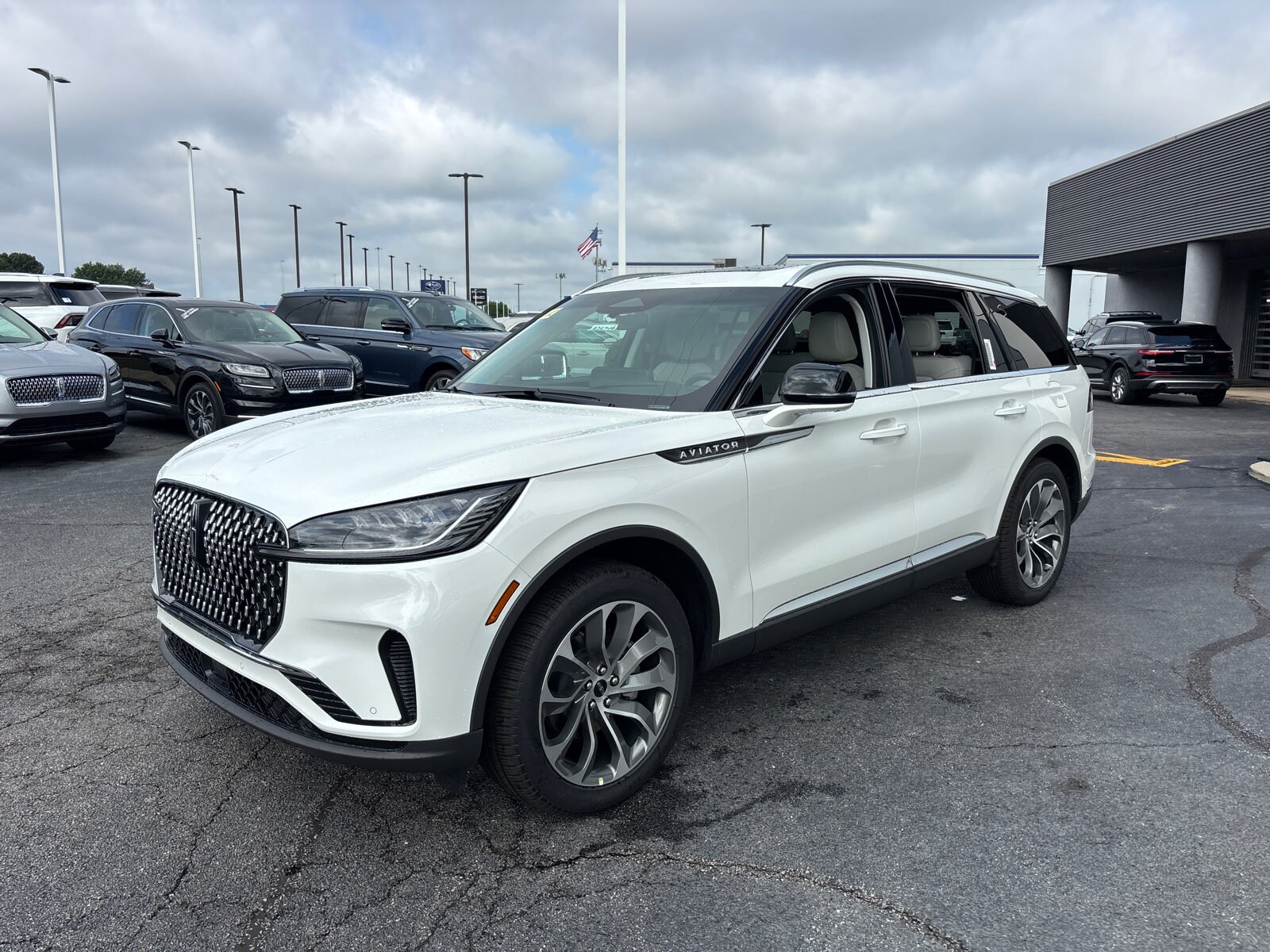 2025 Lincoln Aviator Premiere photo 3