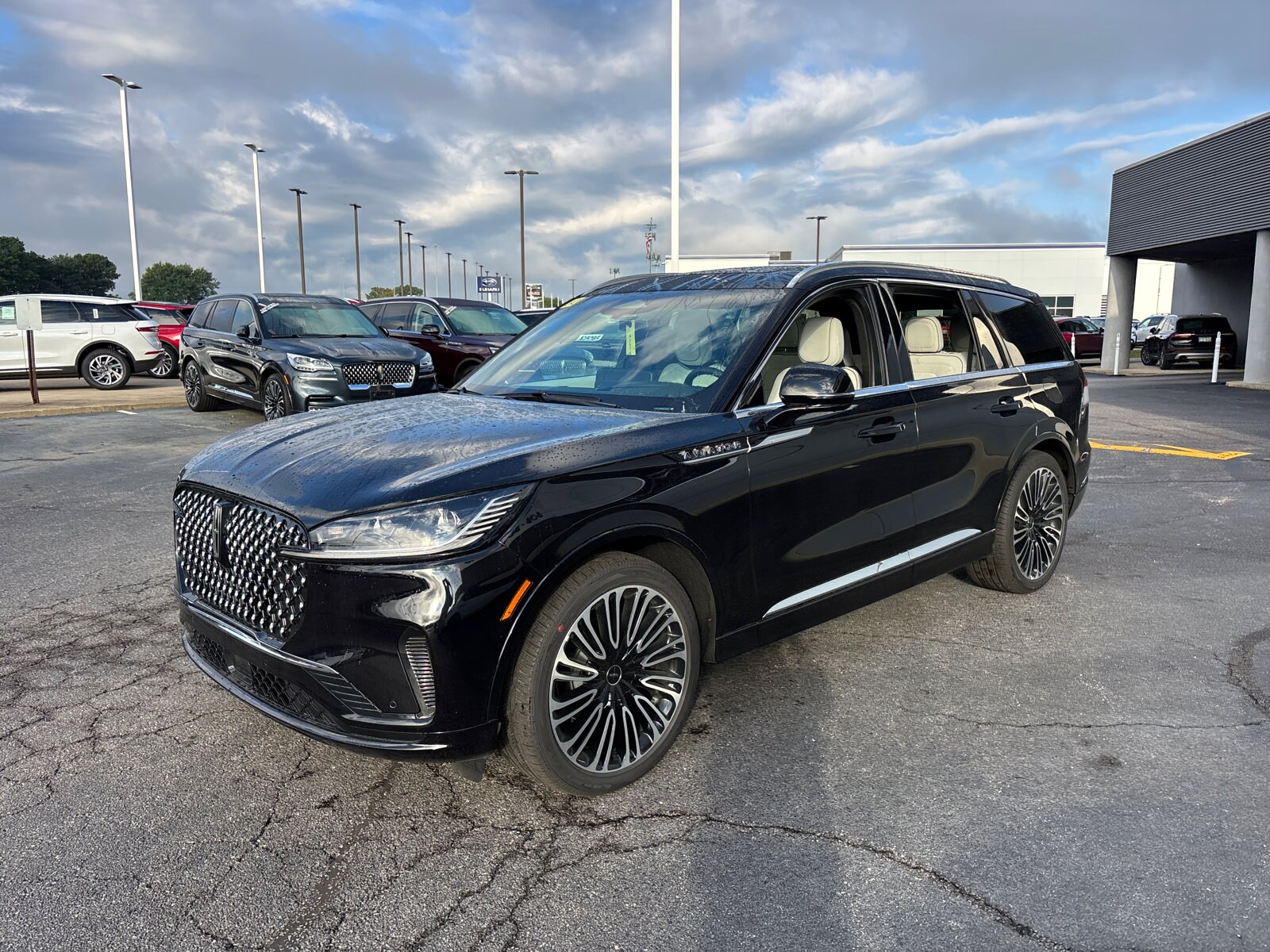 2025 Lincoln Aviator Black Label photo 3