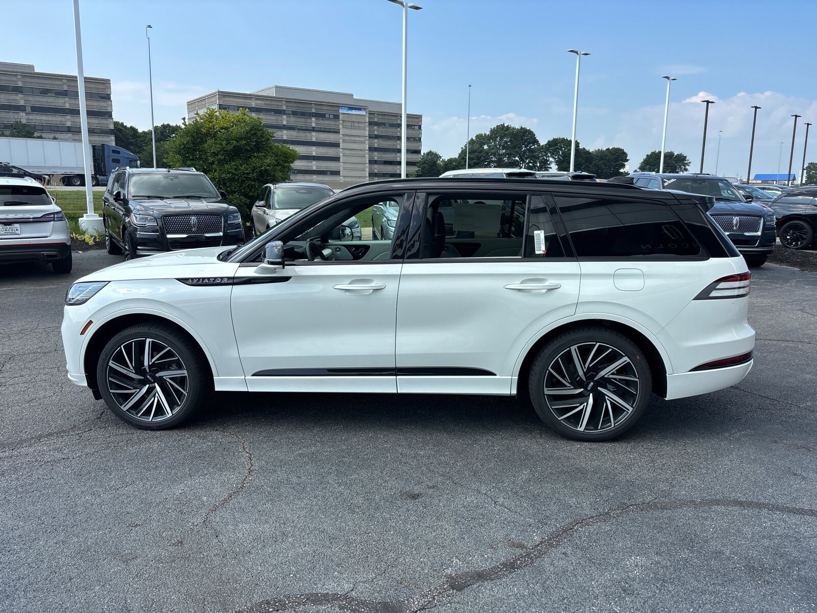 2025 Lincoln Aviator Black Label photo 4
