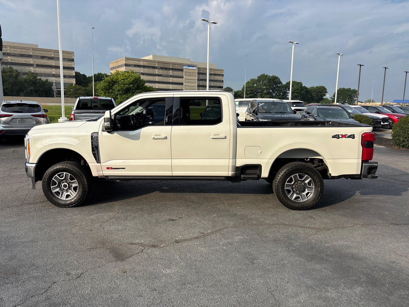 2023 Ford F-350 XLT photo 2