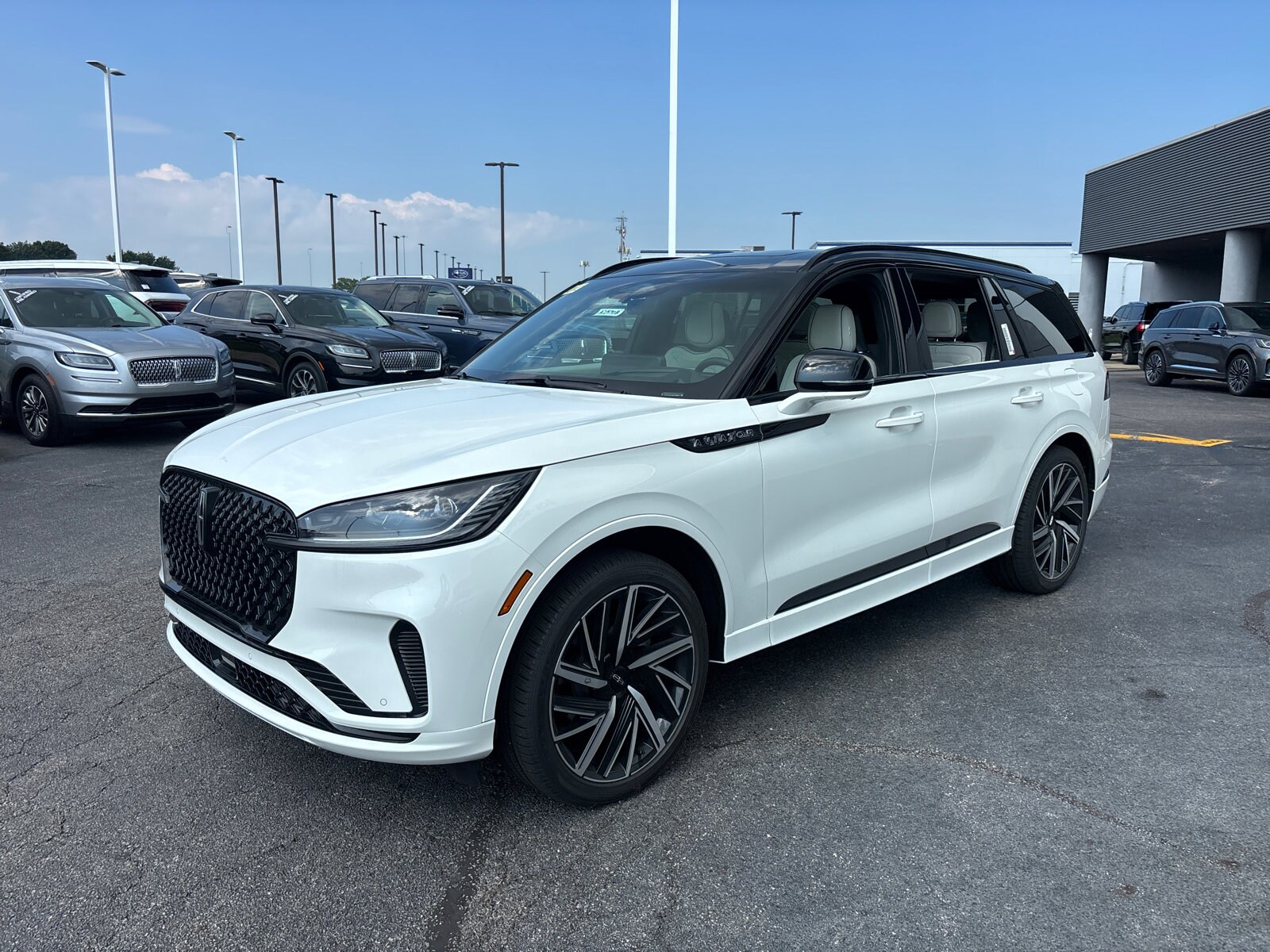 2025 Lincoln Aviator Black Label photo 3