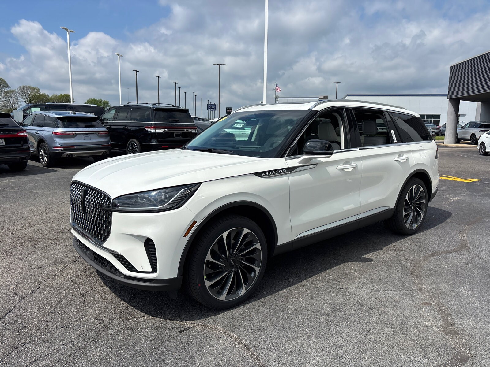 2025 Lincoln Aviator Reserve photo 3