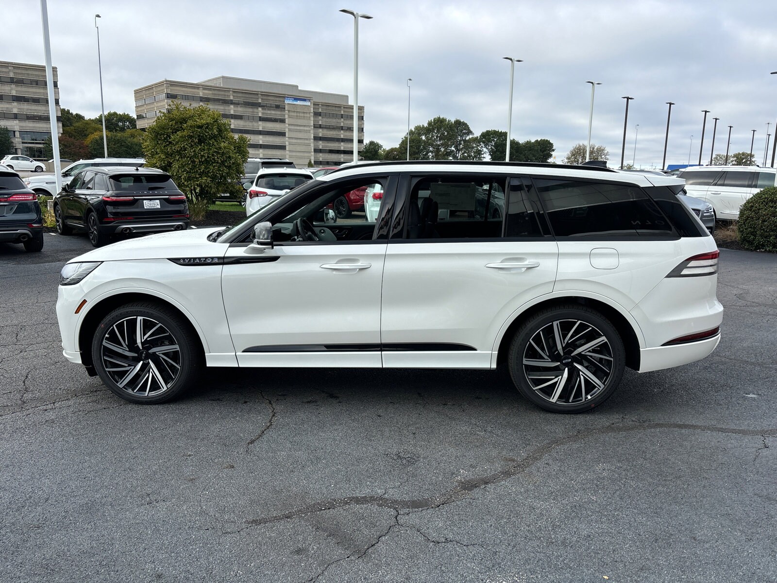 2025 Lincoln Aviator Black Label photo 4