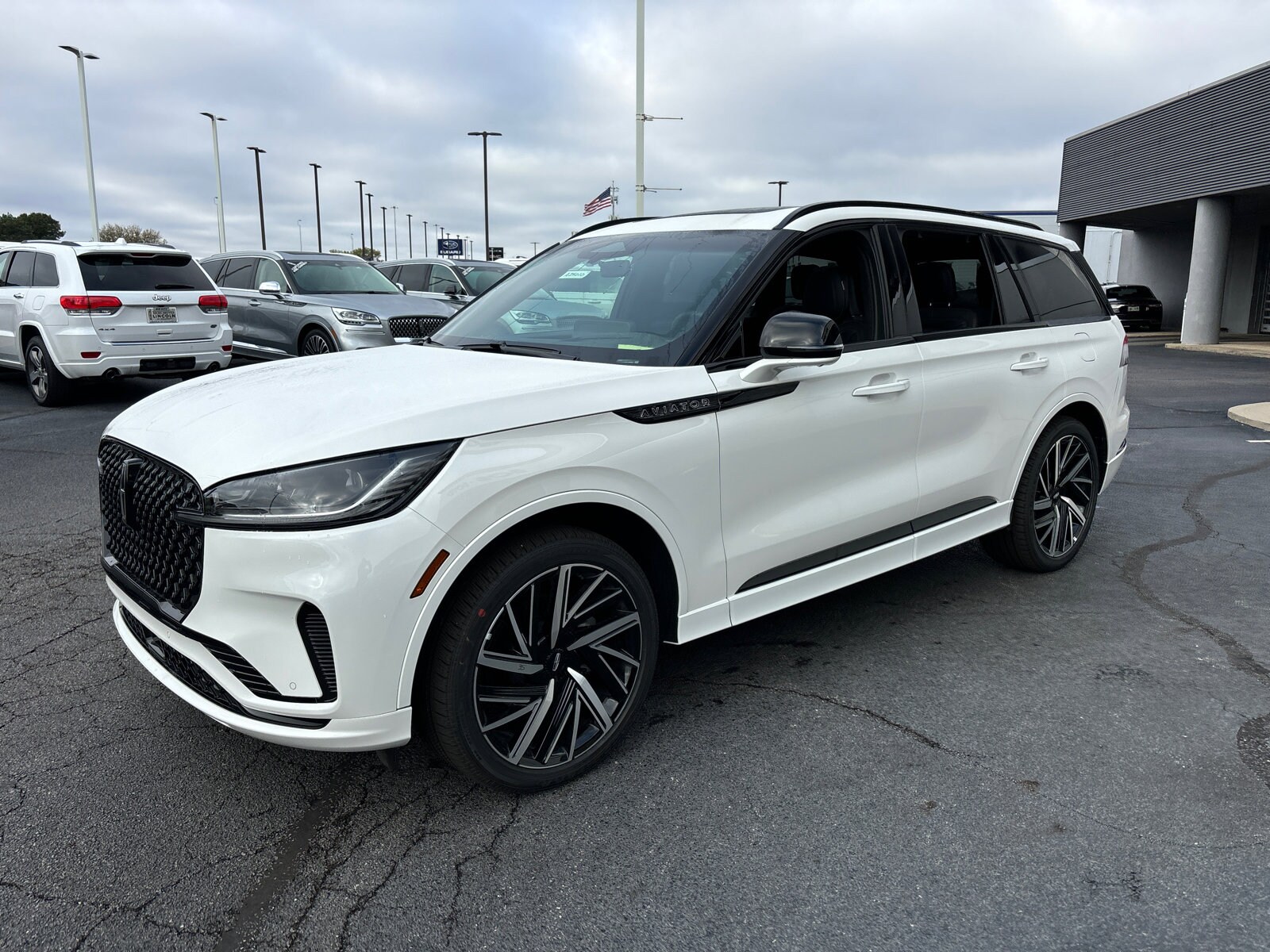 2025 Lincoln Aviator Black Label photo 3