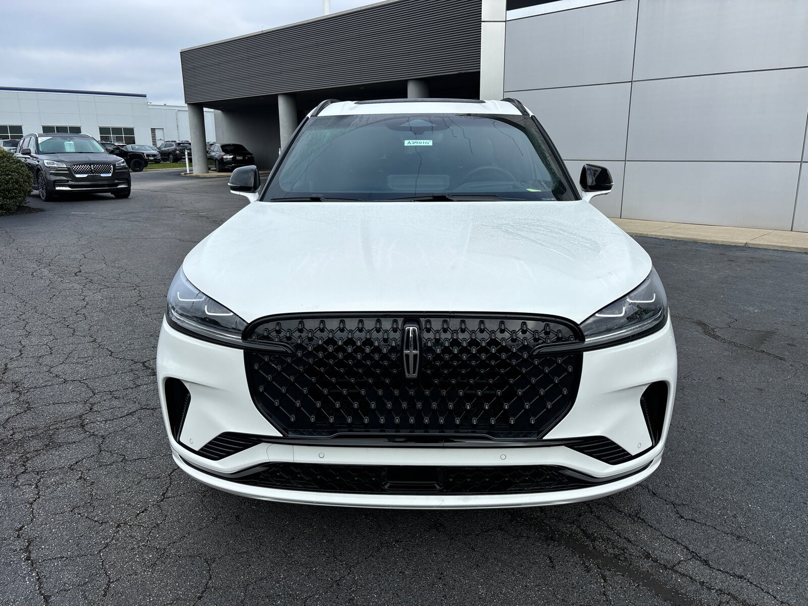 2025 Lincoln Aviator Black Label photo 2