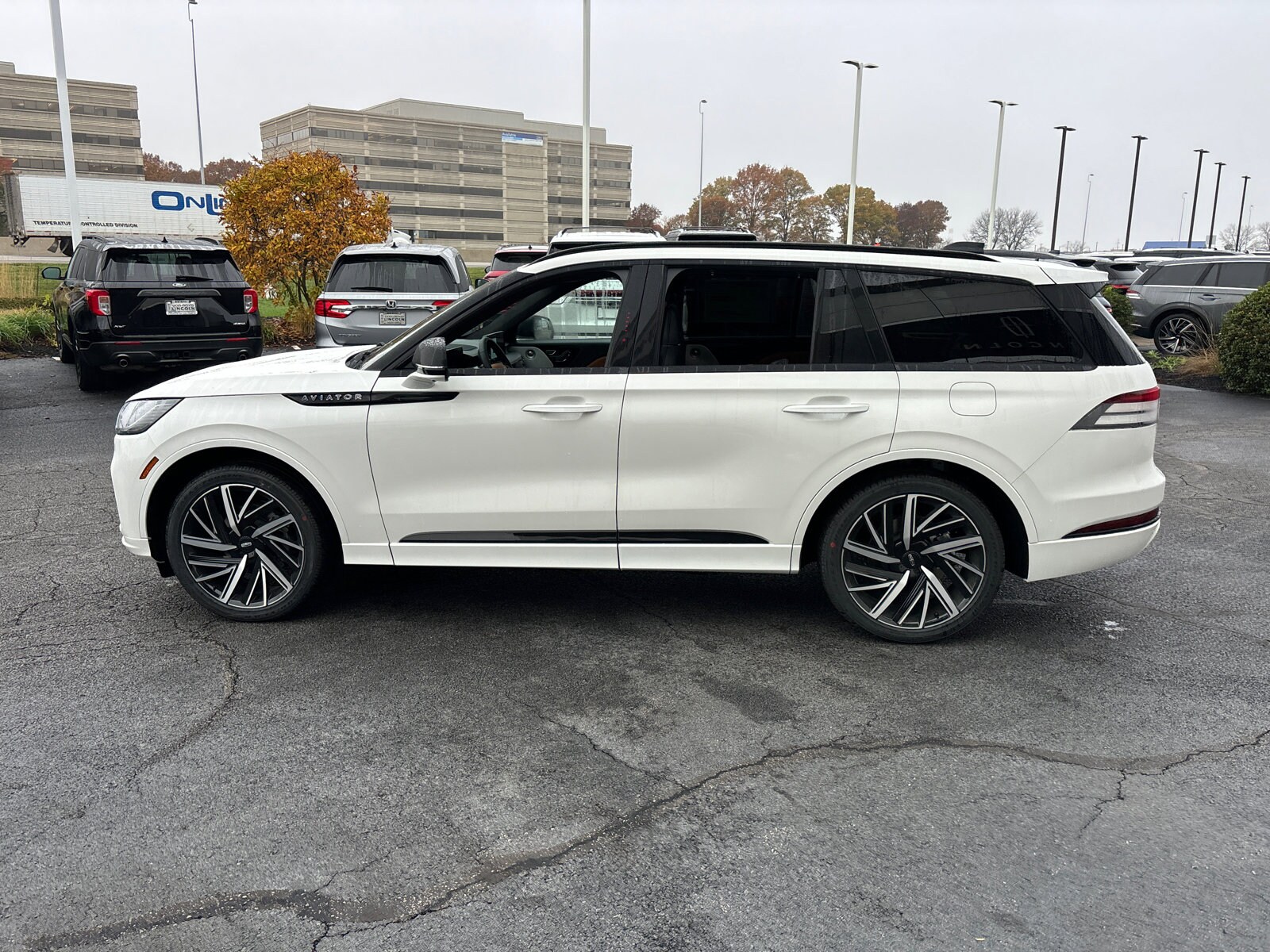 2025 Lincoln Aviator Black Label photo 4