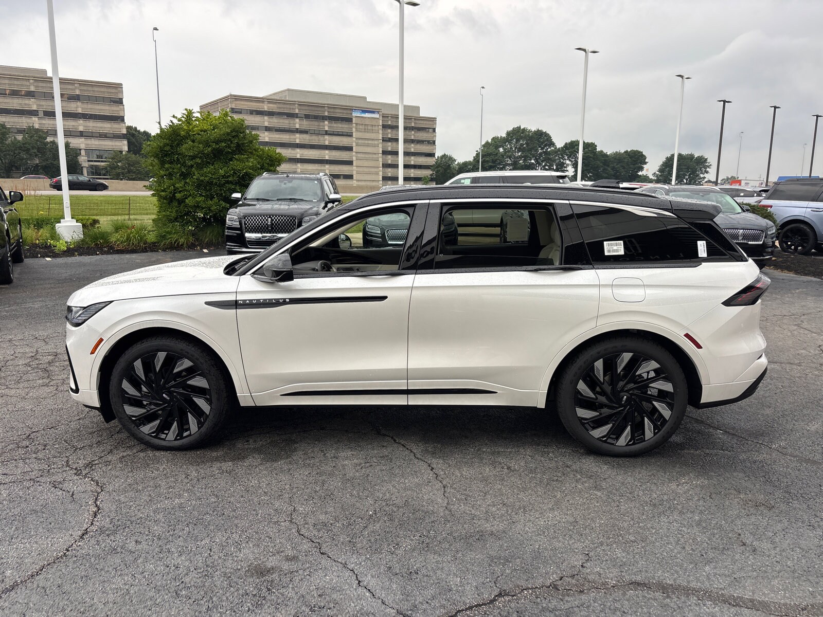 2025 Lincoln Nautilus Black Label photo 4