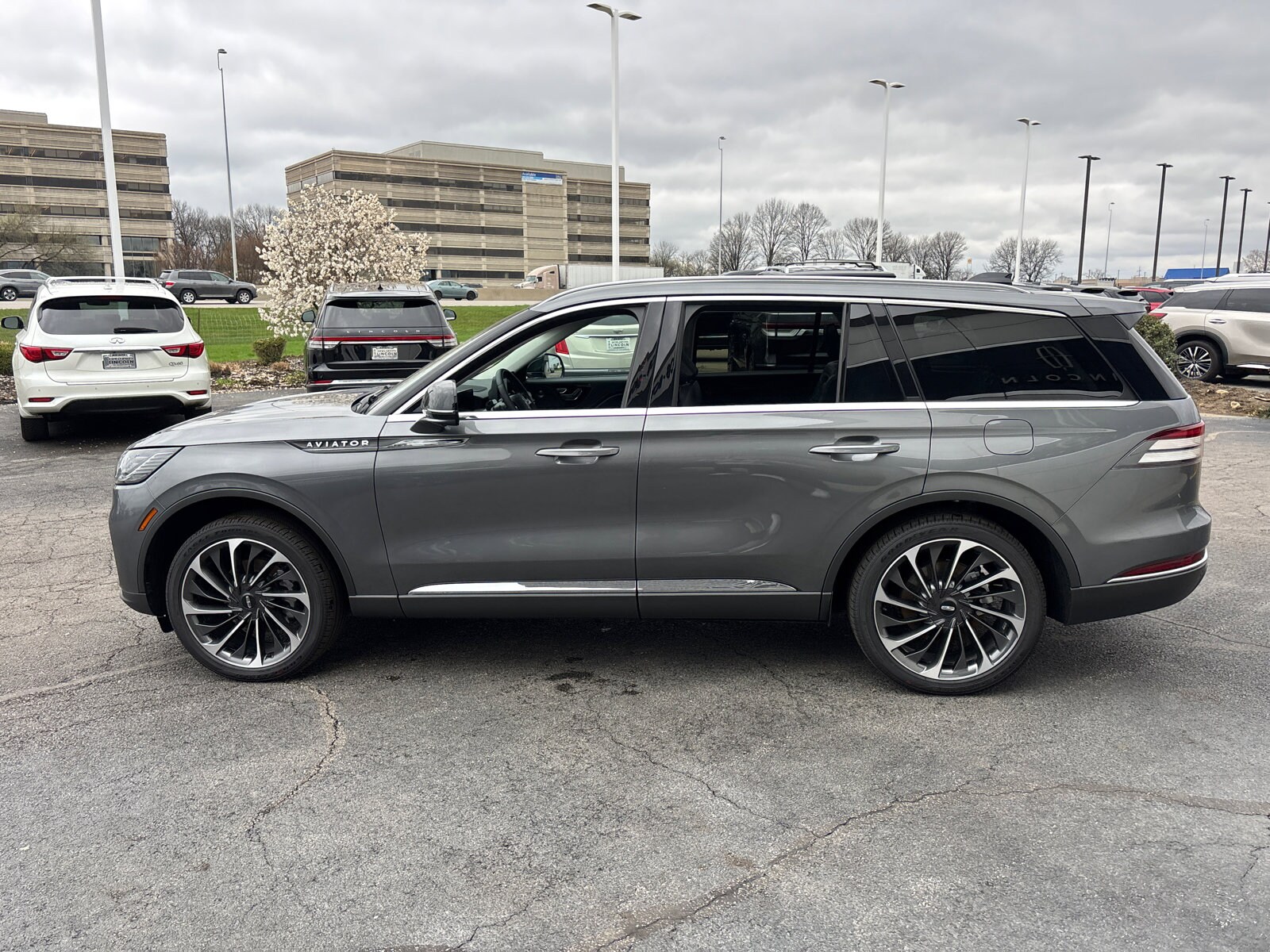 2025 Lincoln Aviator Reserve photo 4