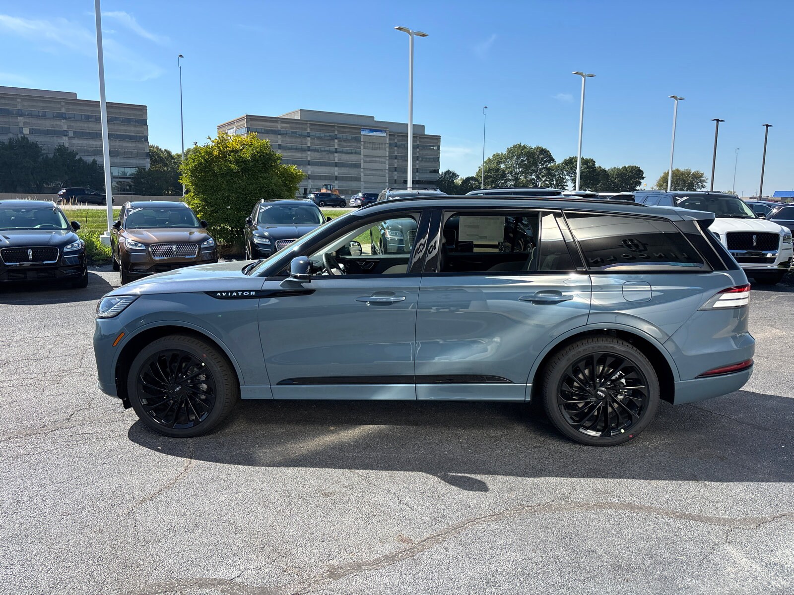 2025 Lincoln Aviator Reserve photo 2