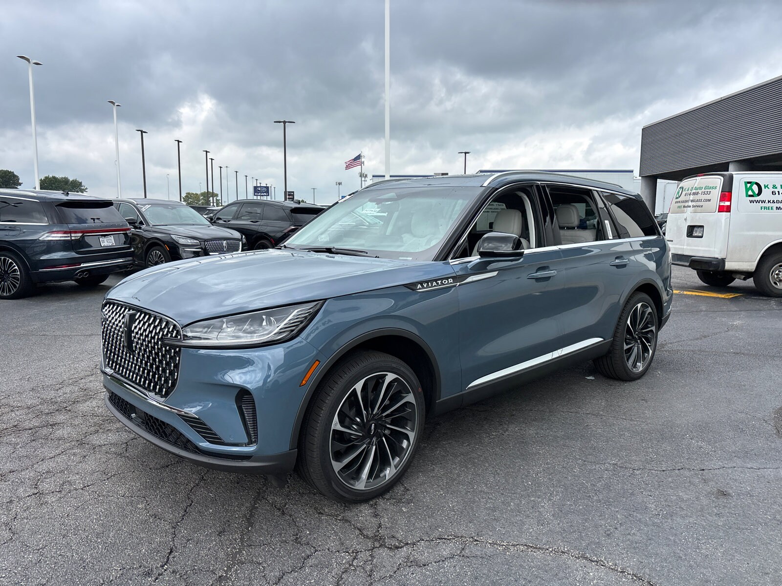 2025 Lincoln Aviator Reserve photo 3