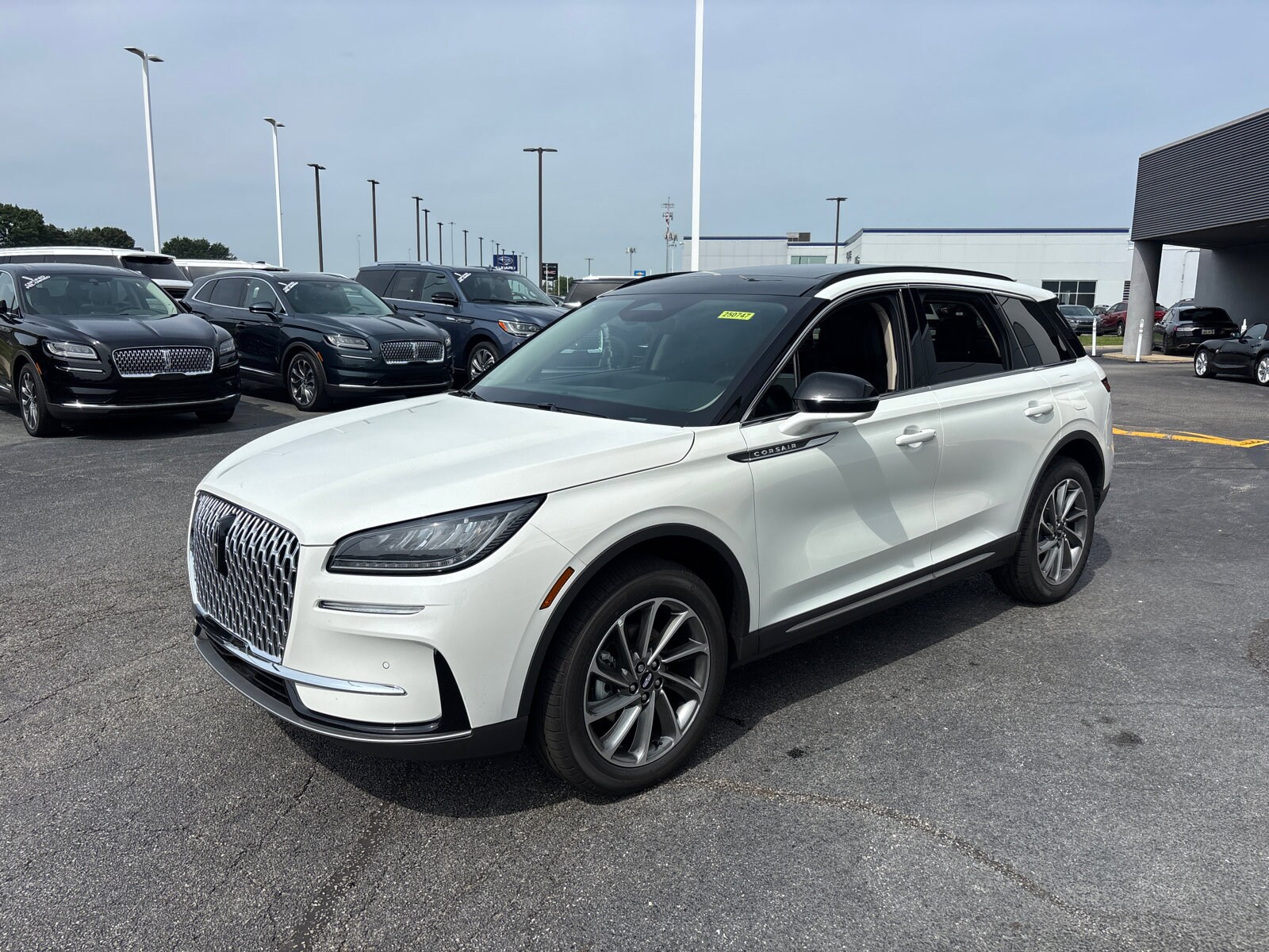 2025 Lincoln Corsair Premiere photo 3