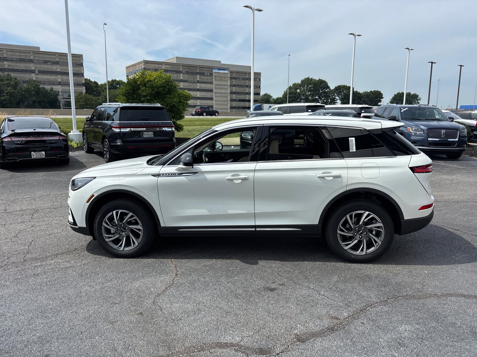 2025 Lincoln Corsair Premiere photo 2