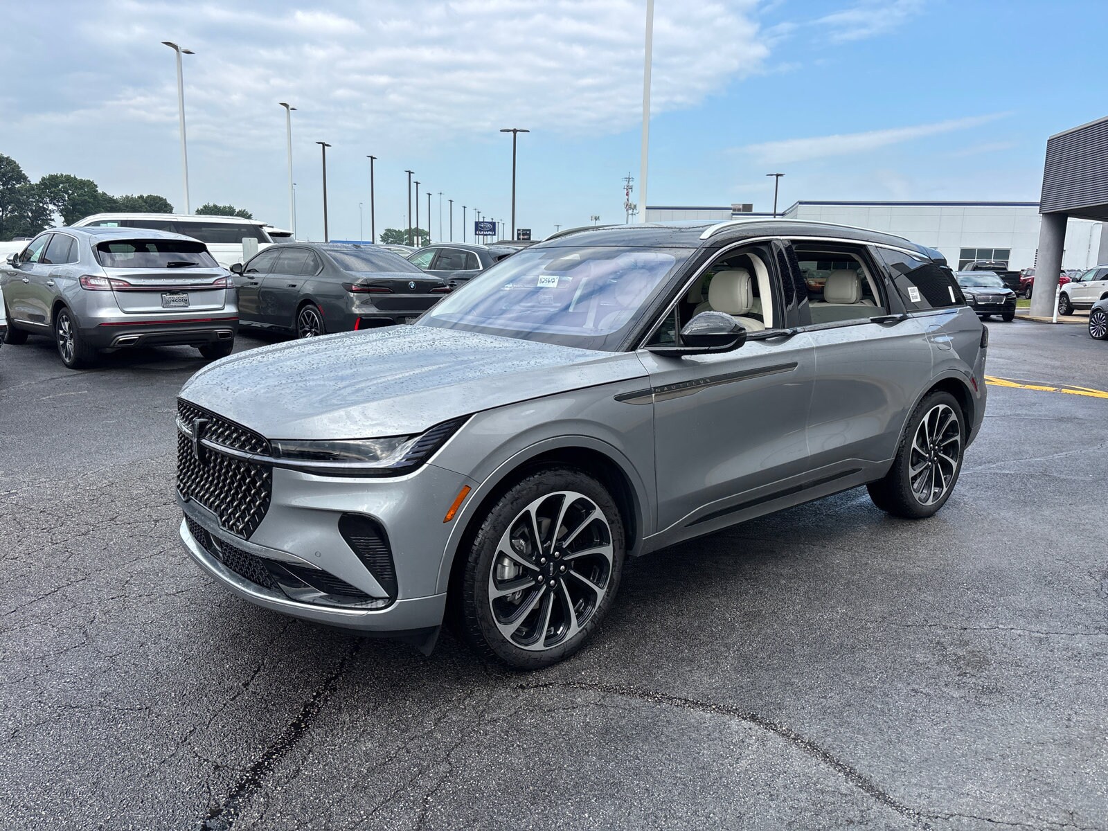 2025 Lincoln Nautilus Black Label photo 3