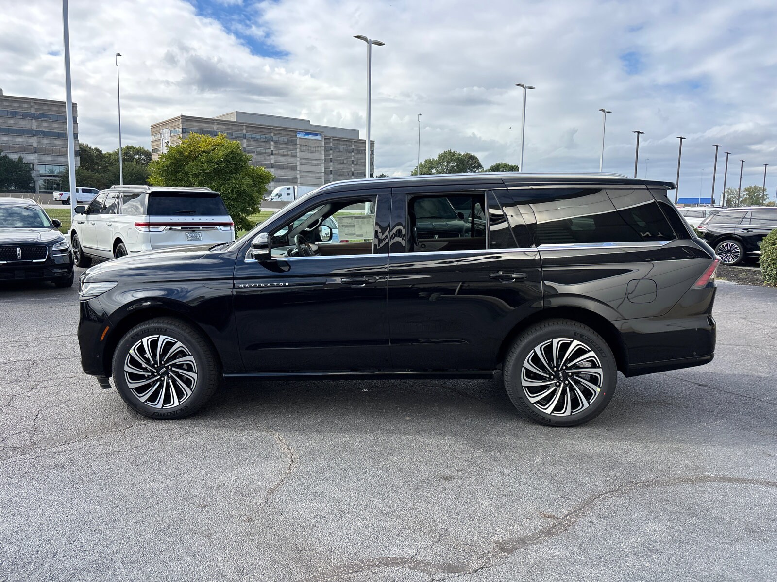 2025 Lincoln Navigator Black Label photo 2