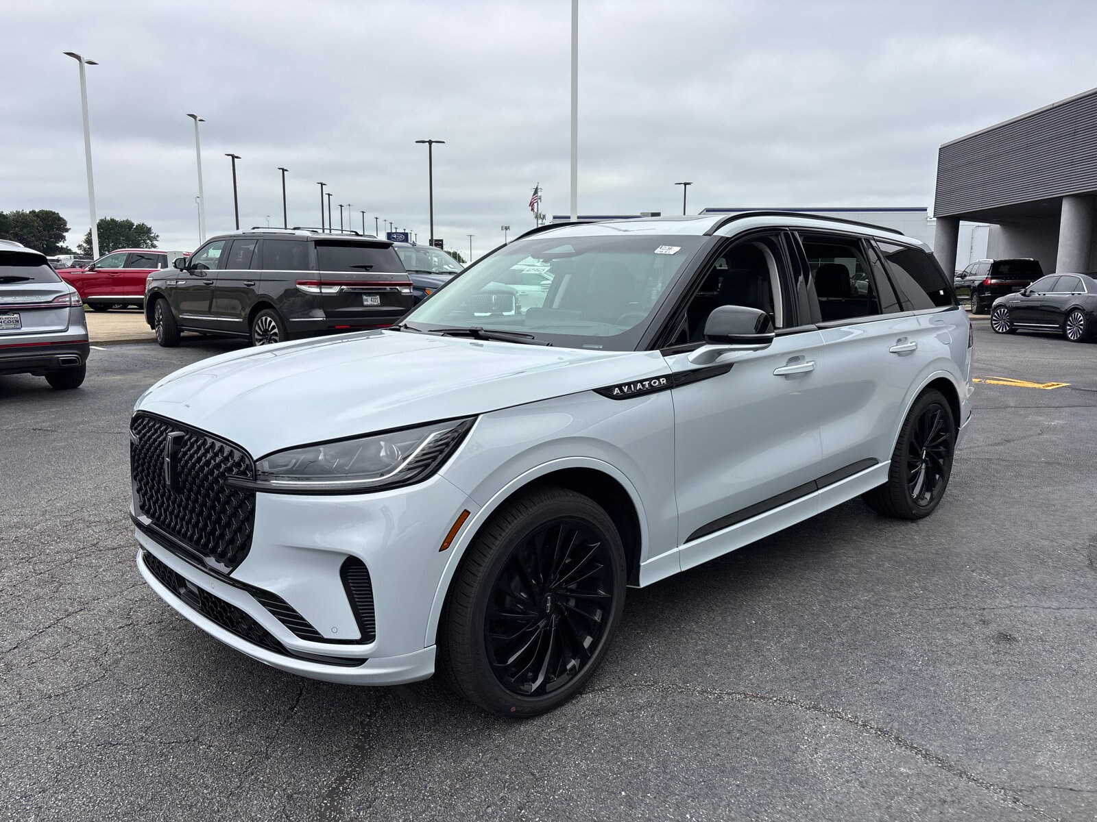 2025 Lincoln Aviator Reserve photo 3