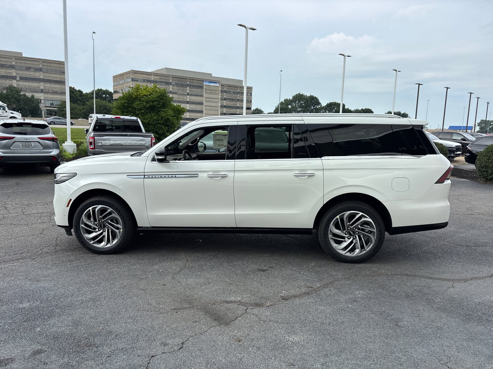 2025 Lincoln Navigator L Reserve photo 3