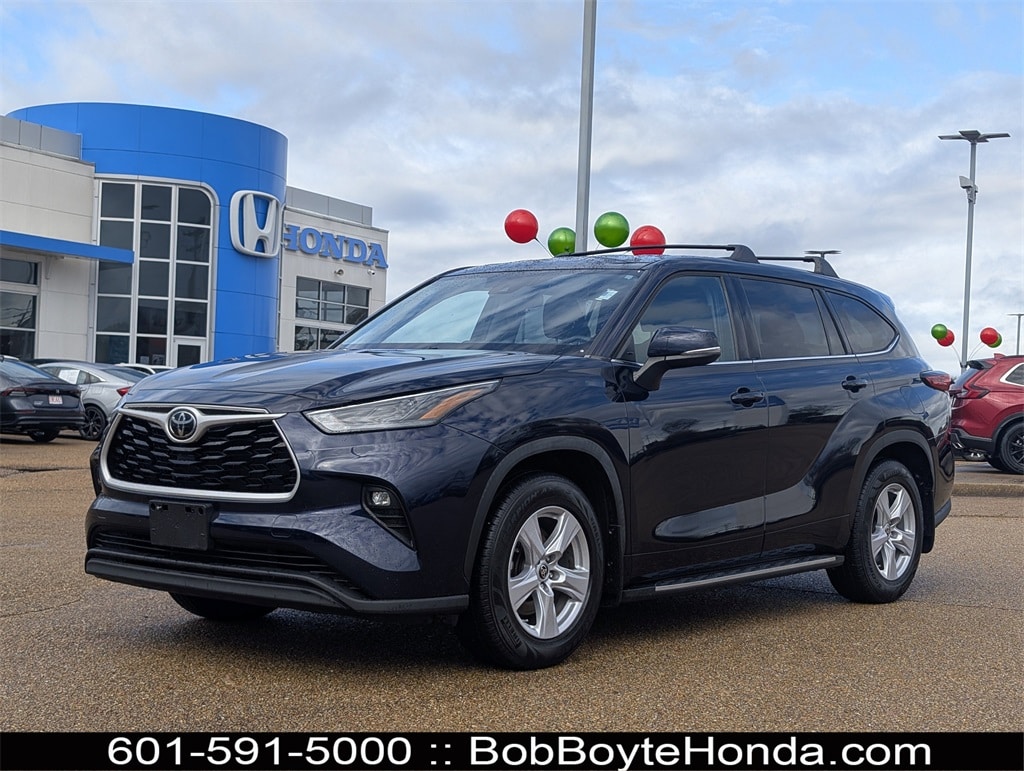 2022 Toyota Highlander LE's photo