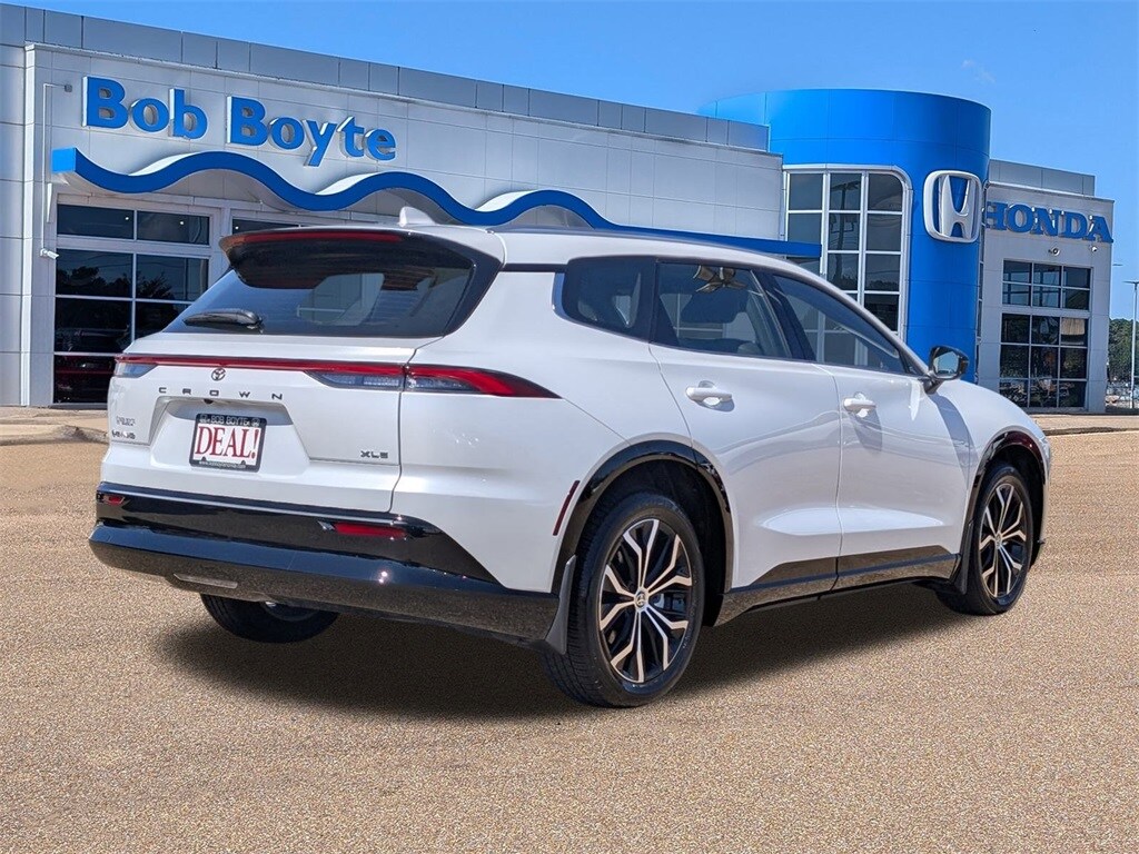 2025 Toyota Crown Signia XLE photo 2