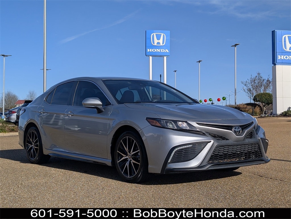 2022 Toyota Camry SE's photo