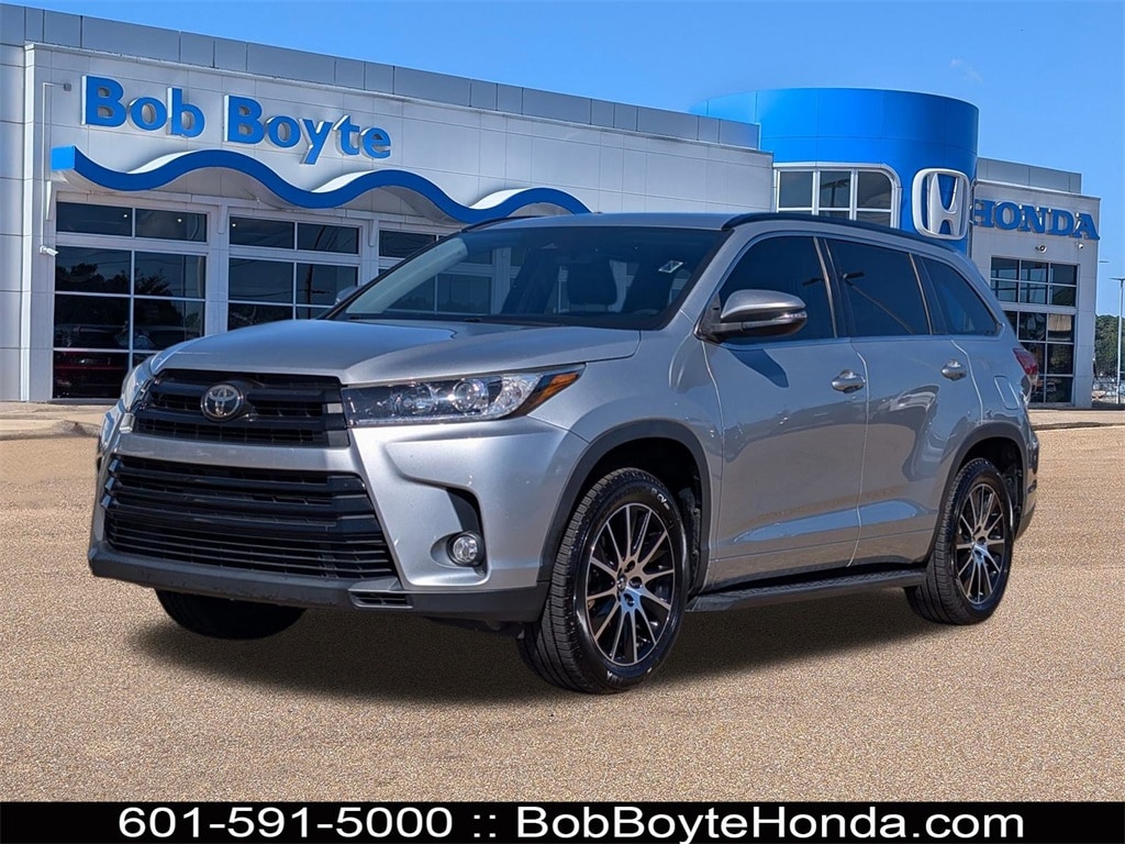 2017 Toyota Highlander SE's photo