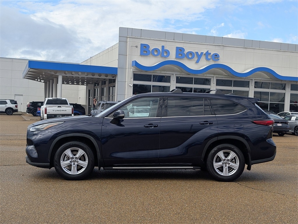 Used 2022 Toyota Highlander LE SUV