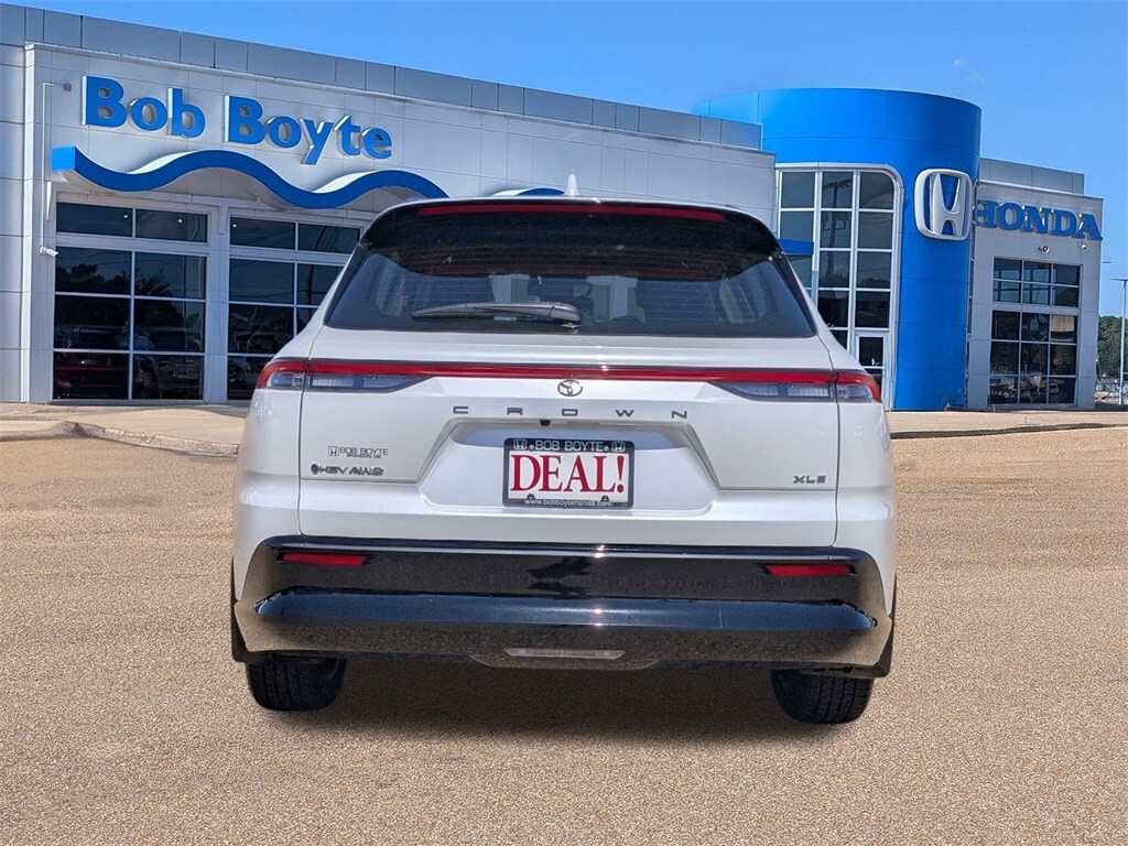 2025 Toyota Crown Signia XLE photo 3