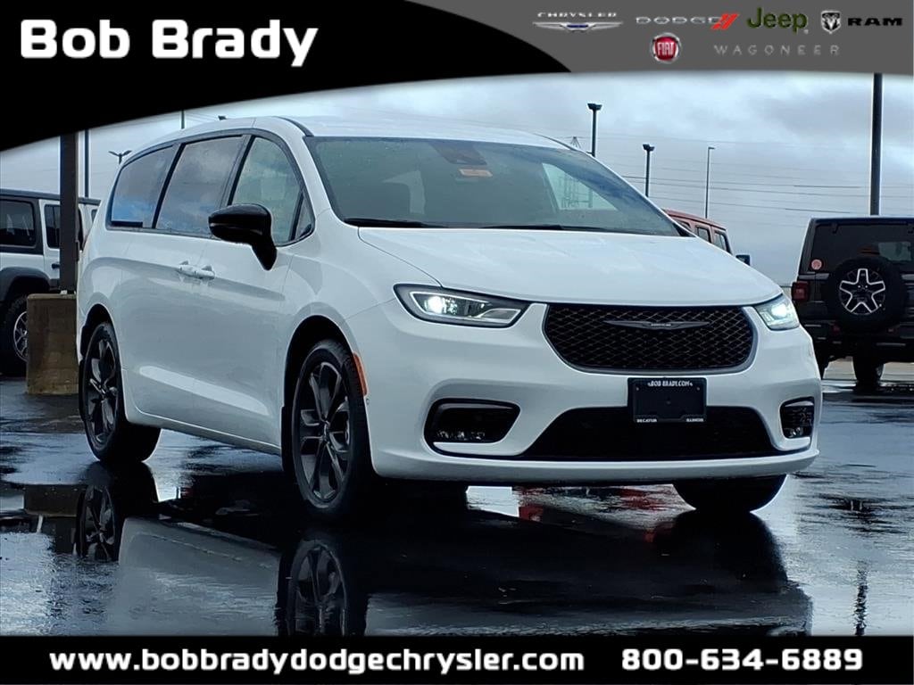 2026 Chrysler Pacifica Select's photo